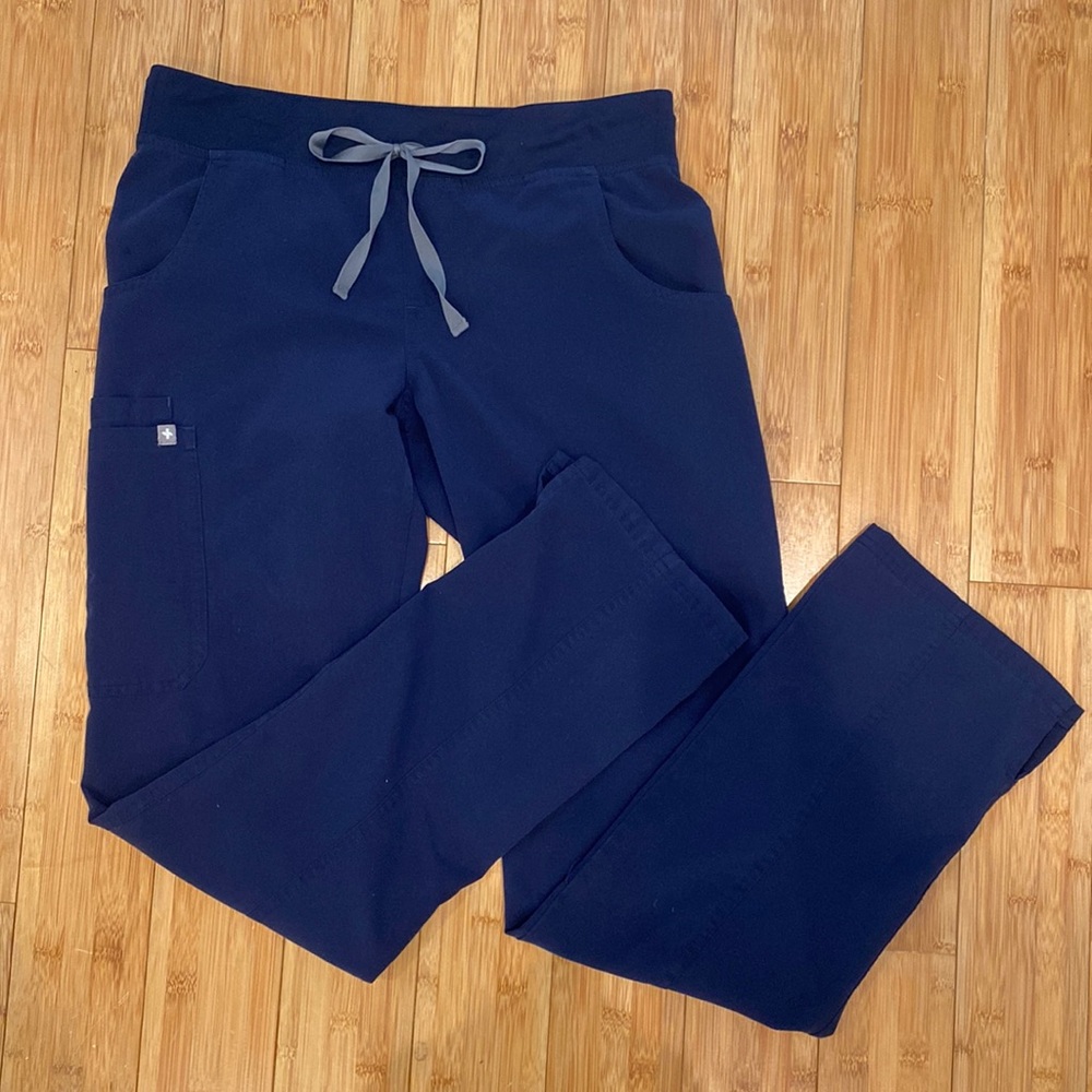 FIGS small tall navy cargo kade scrub pants S Tall